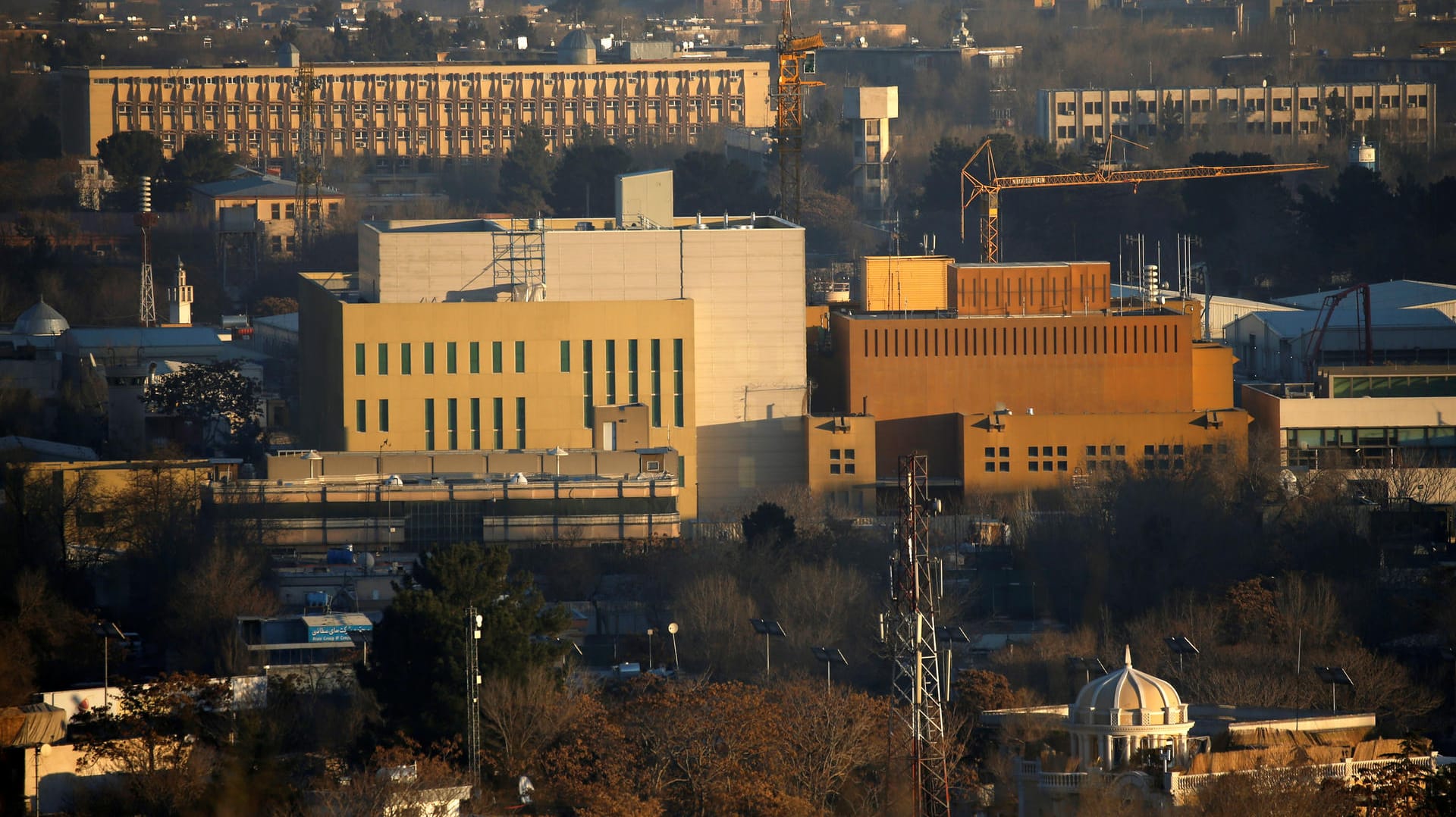 Die US-Botschaft in Kabul: Ein der Teil der Botschaftsmitarbeiter soll seine Aufgaben "von einem anderen Ort" aus erfüllen (Archivbild).