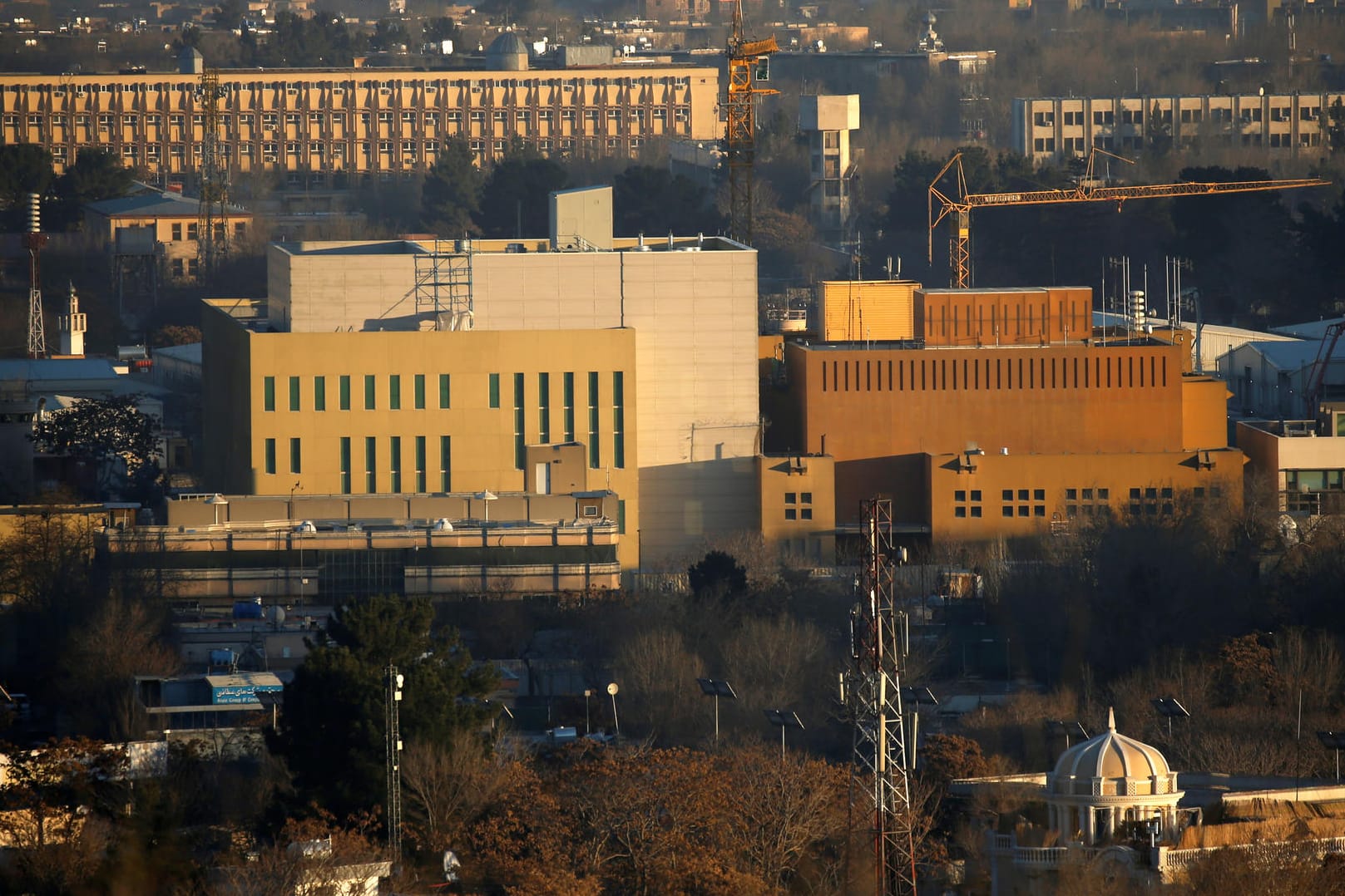 Die US-Botschaft in Kabul: Ein der Teil der Botschaftsmitarbeiter soll seine Aufgaben "von einem anderen Ort" aus erfüllen (Archivbild).