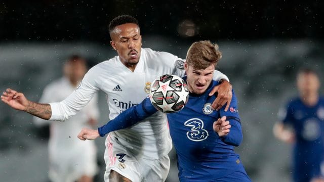 Chelseas Timo Werner (r) kämpft um den Ballbesitz gegen Real Madrids Eder Militao.