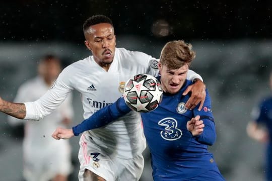 Chelseas Timo Werner (r) kämpft um den Ballbesitz gegen Real Madrids Eder Militao.