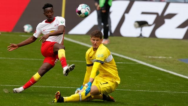 Stuttgarts Torwart Gregor Kobel (r) steht noch bis 2024 beim VfB unter Vertrag.