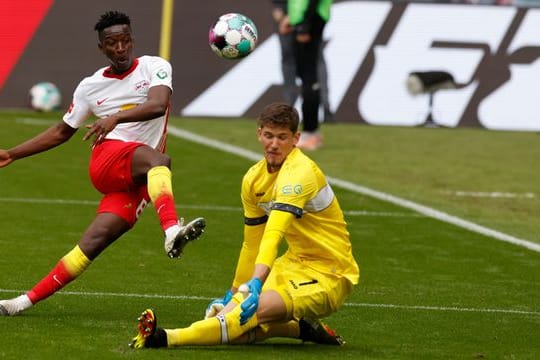 Stuttgarts Torwart Gregor Kobel (r) steht noch bis 2024 beim VfB unter Vertrag.