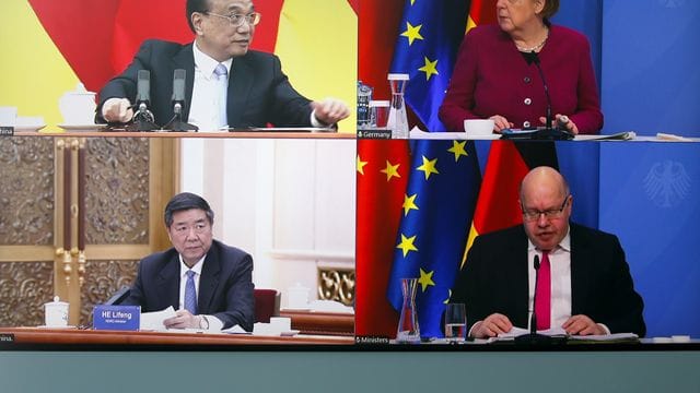 Verbunden per Videoschalte: Bundeskanzlerin Angela Merkel und Bundeswirtschaftsminister Peter Altmaier sprechen mit dem chinesischen Ministerpräsidenten Li Keqiang (oben links) und dem Vorsitzenden der Nationalen Entwicklungs- und Reformkommission Chinas (NDRC), He Lifeng.