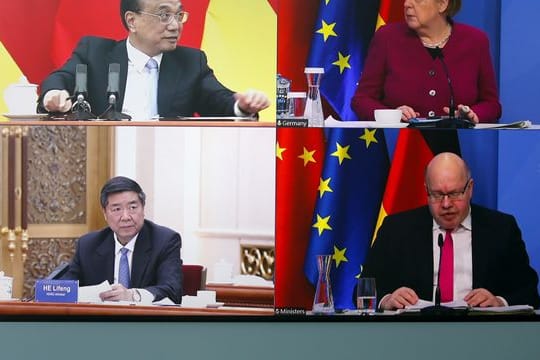 Verbunden per Videoschalte: Bundeskanzlerin Angela Merkel und Bundeswirtschaftsminister Peter Altmaier sprechen mit dem chinesischen Ministerpräsidenten Li Keqiang (oben links) und dem Vorsitzenden der Nationalen Entwicklungs- und Reformkommission Chinas (NDRC), He Lifeng.
