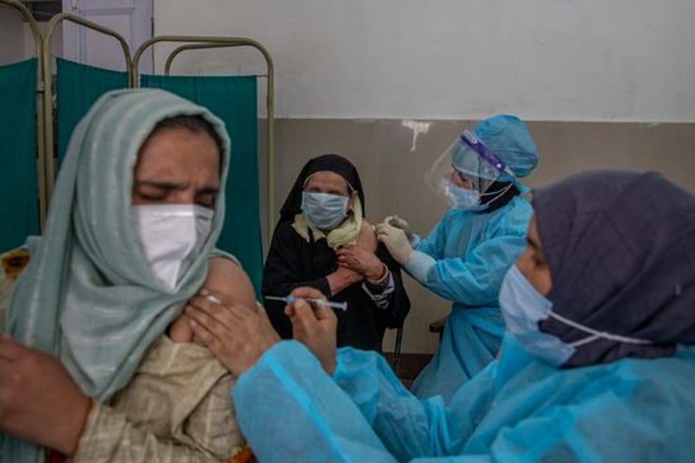Frauen erhalten im nordinischen Srinagar eine Corona-Impfung.