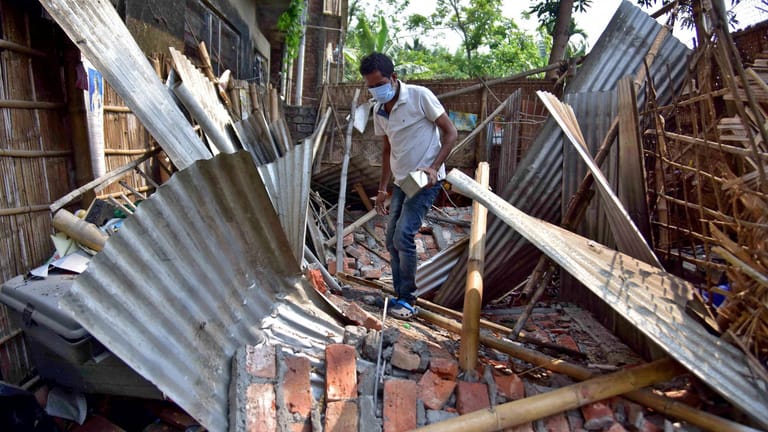 Ein Mann in der indischen Staat Nagaon läuft durch die Reste seines zusammengestürzten Hauses: Das Erdbeben erschütterte weite Teile des Nordostens.