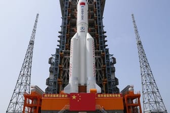 Die Kombination aus dem Kernmodul "Tianhe" der chinesischen Raumstation und der Langer-Marsch-5B-Y2-Rakete steht im Startbereich der Wenchang Spacecraft Launch Site in der südchinesischen Provinz Hainan.