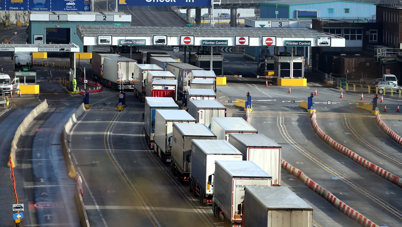 Lastwagen beim Check-In am Hafen von Dover: Der Handelsvertrag kann nach langer Diskussion jetzt voraussichtlich zum 1. Mai in Kraft treten.