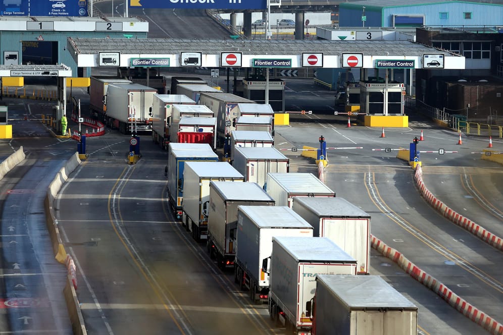 Lastwagen beim Check-In am Hafen von Dover: Der Handelsvertrag kann nach langer Diskussion jetzt voraussichtlich zum 1. Mai in Kraft treten.