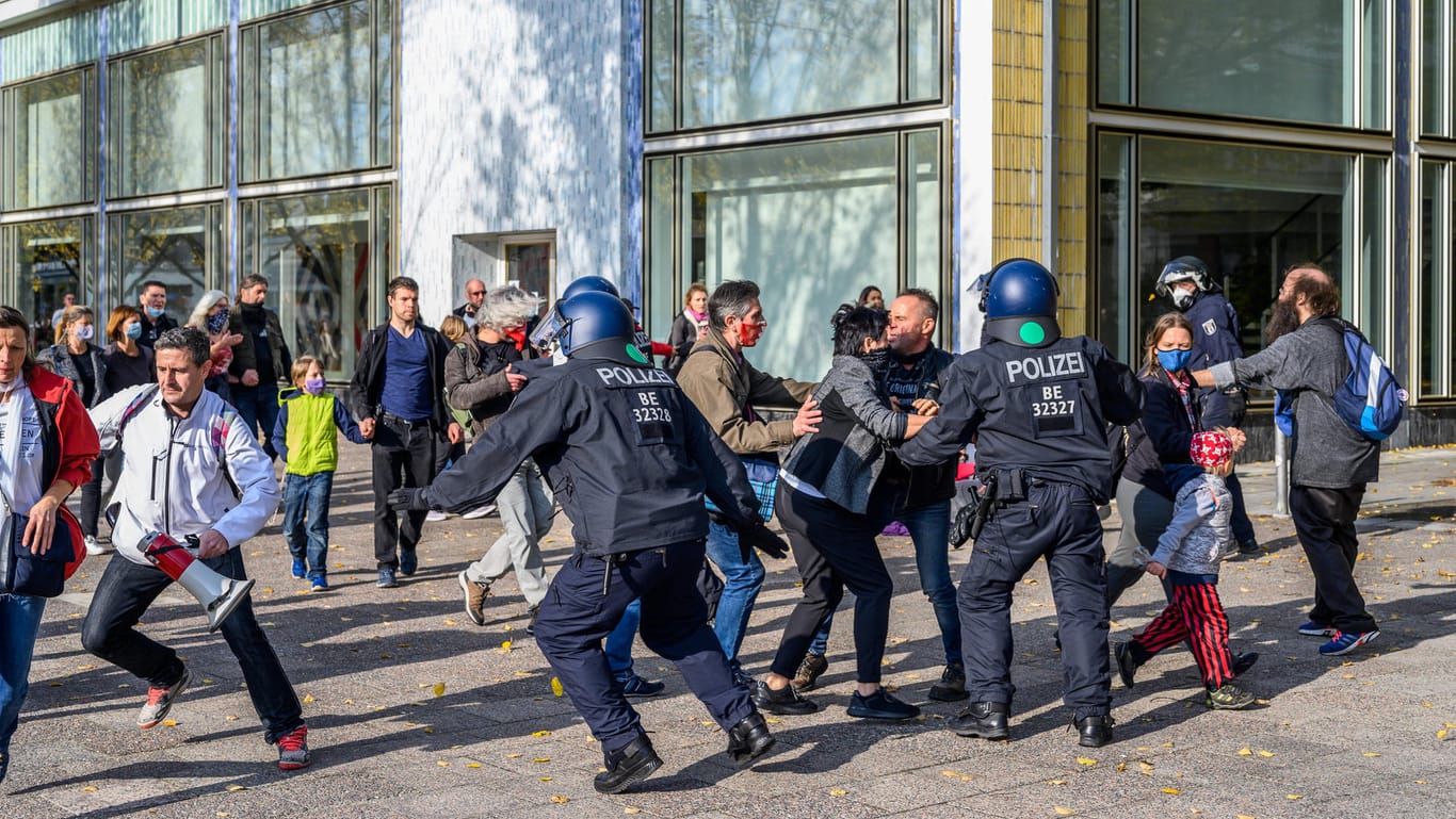 Auseinandersetzungen zwischen Polizei und "Querdenker"-Demonstranten bei einer Demonstration in Berlin: Immer wieder kommt es zu Gewalt gegen Polizei und Medienvertreter.