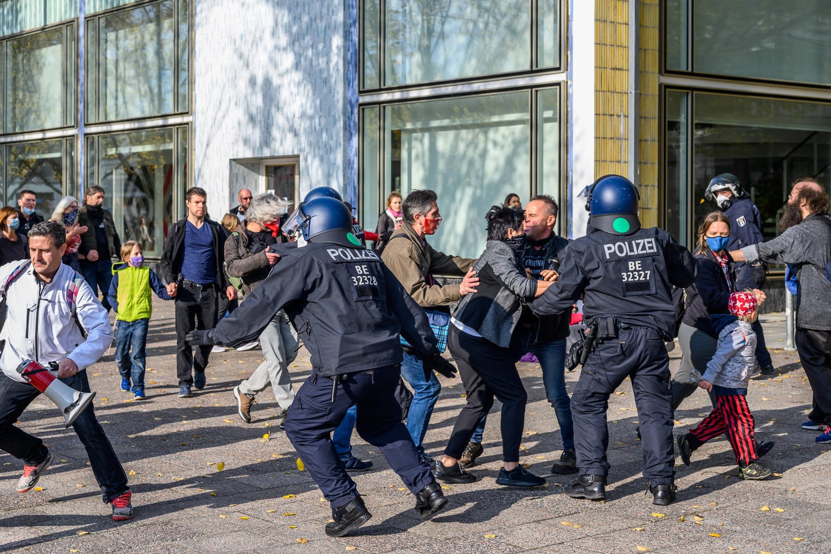 Auseinandersetzungen zwischen Polizei und "Querdenker"-Demonstranten bei einer Demonstration in Berlin: Immer wieder kommt es zu Gewalt gegen Polizei und Medienvertreter.