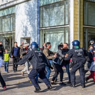 Auseinandersetzungen zwischen Polizei und "Querdenker"-Demonstranten bei einer Demonstration in Berlin: Immer wieder kommt es zu Gewalt gegen Polizei und Medienvertreter.