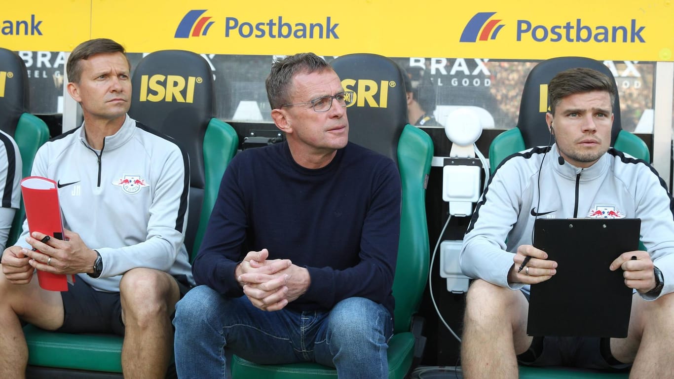 Jesse Marsch (l.) im April 2019 als Assistent von Ralf Rangnick (m.). Ein weiterer Assistent damals: der heutige Nürnberg-Trainer Robert Klauß (r.).