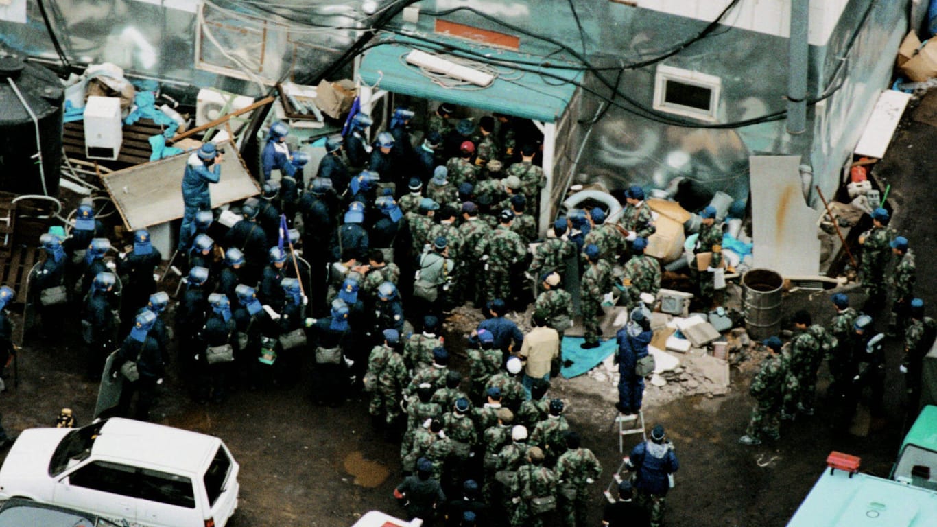Polizeirazzia am 16. Mai 1995 in Japan: Dort fanden die Einsatzkräfte den Drahtzieher der Anschläge.