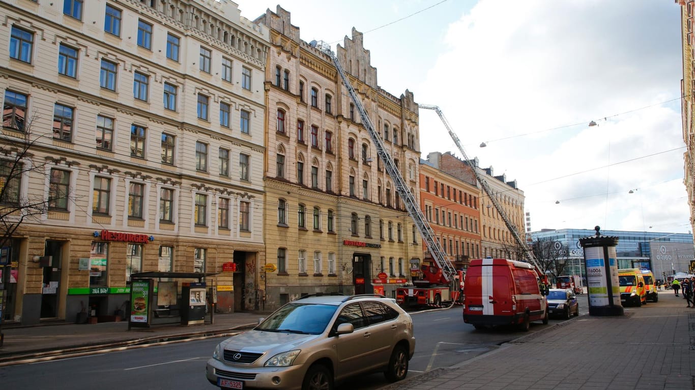 Die lettische Feuerwehr beim Einsatz: Der Brand im Hostel forderte mehrere Todesopfer.