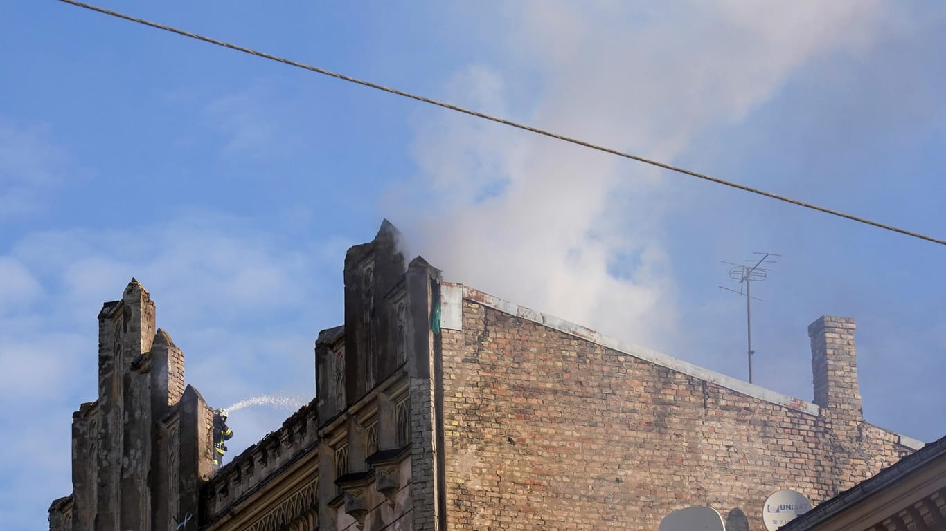Rauch steigt aus dem brennenden Haus in Riga auf.