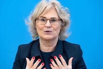 Christine Lambrecht (SPD), Bundesjustizministerin, hatte im Dezember einen Gesetzentwurf vorgelegt, mit dem eine europäische Richtlinie in deutsches Recht zum Schutz von Hinweisgebern umgesetzt werden sollte.