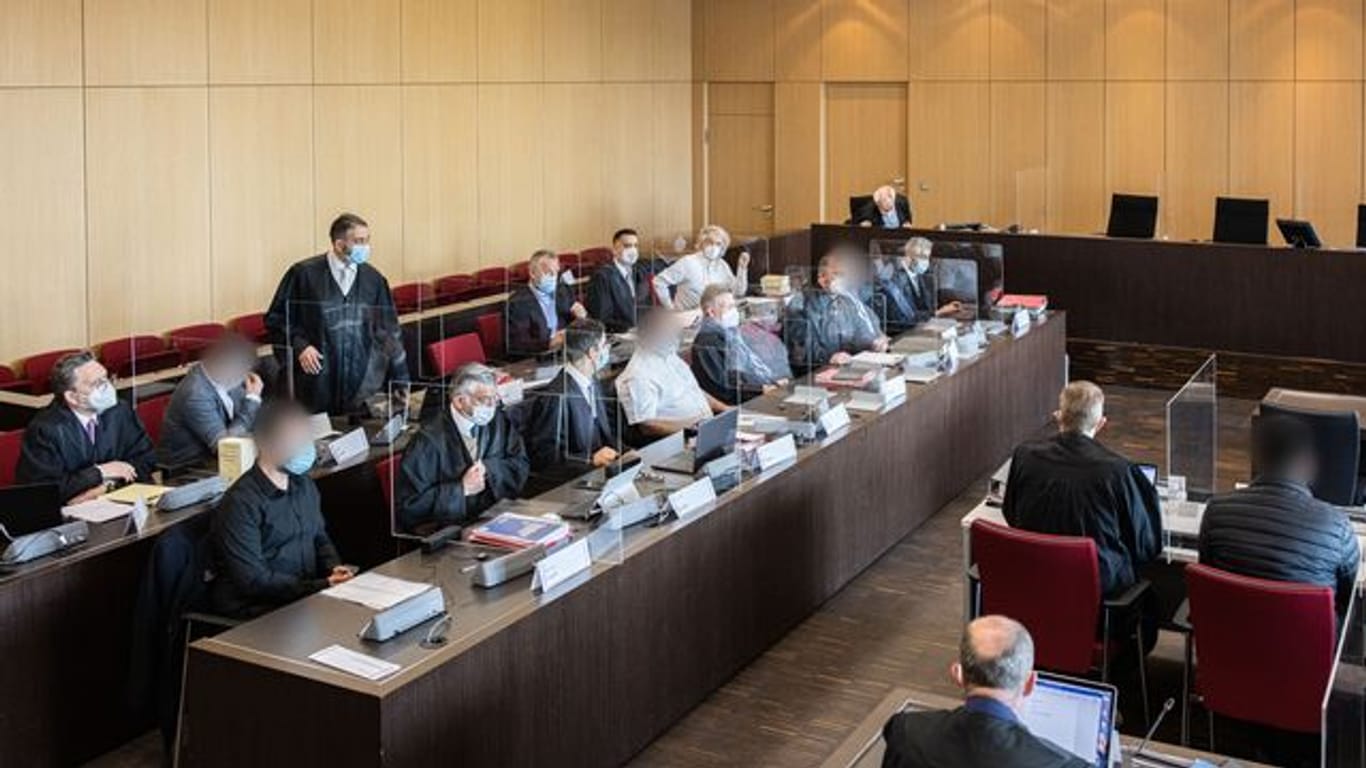 Wegen mutmaßlich illegaler Millionentransfers ins Ausland in Form des sogenannten "Hawala"-Bankings hat in Düsseldorf ein Prozess gegen sieben Angeklagte begonnen.