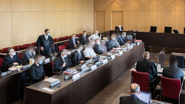 Wegen mutmaßlich illegaler Millionentransfers ins Ausland in Form des sogenannten "Hawala"-Bankings hat in Düsseldorf ein Prozess gegen sieben Angeklagte begonnen.