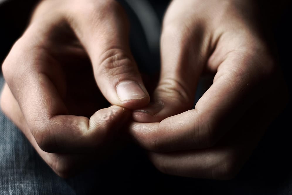 Nervöses Fingerspiel: Prüfungsangst kann psychisch extrem belastend sein und zahlreiche körperliche Auswirkungen haben.