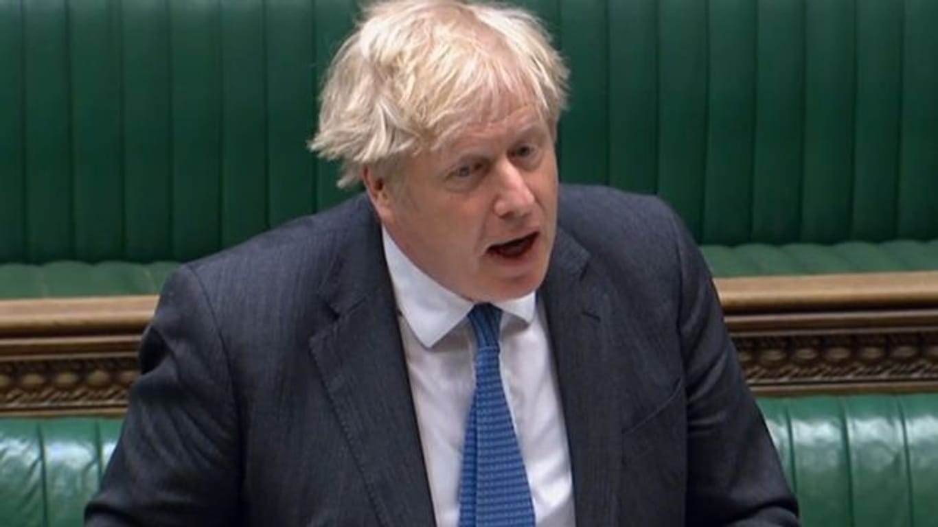 Boris Johnson spricht während der "Prime Minister's Questions" im Parlament.