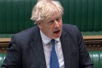 Boris Johnson spricht während der "Prime Minister's Questions" im Parlament.