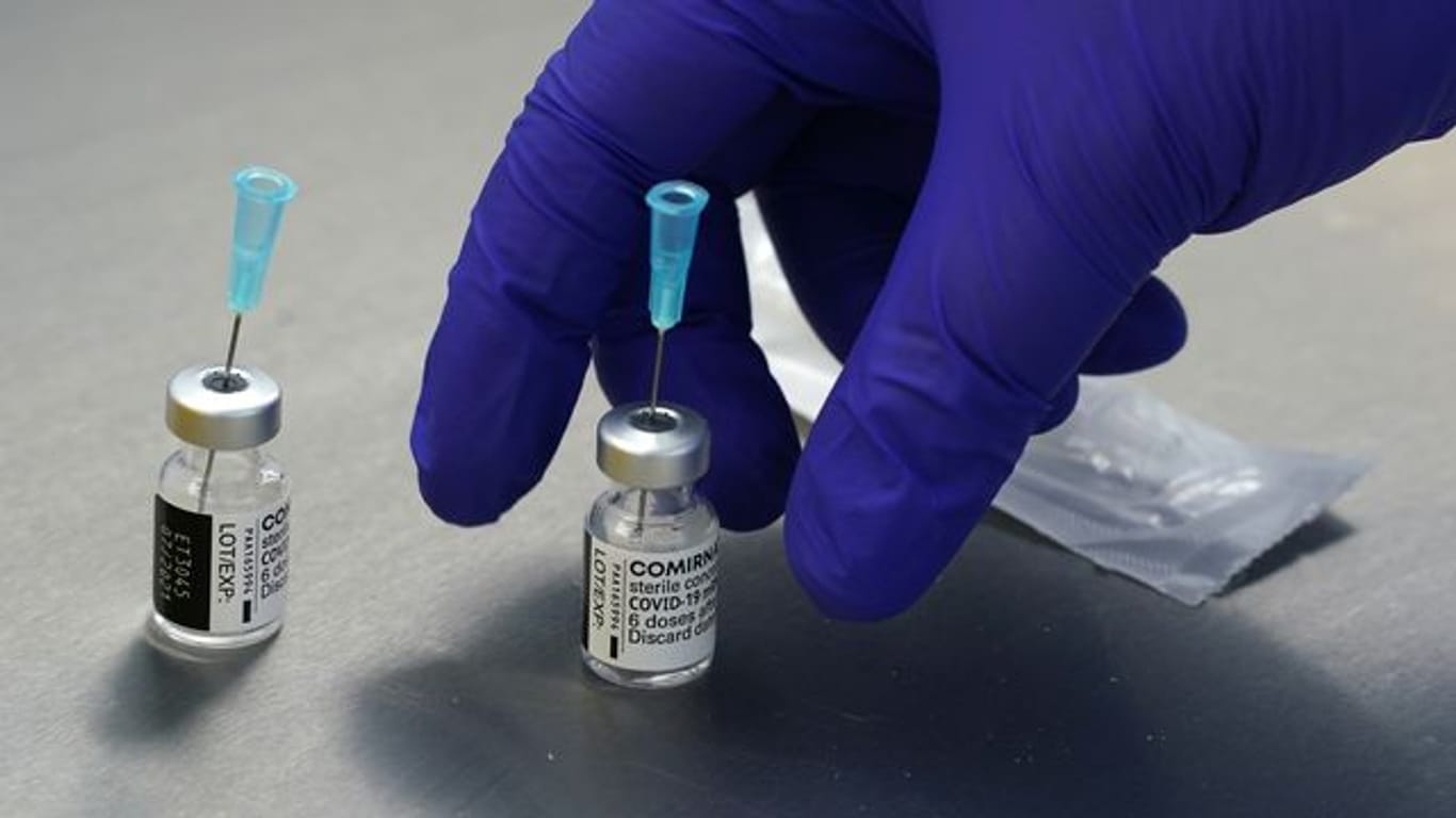 Leere Impfdosen vom Biontech Impfstoff Comirnaty stehen in einem Labor eines Impfzentrums.