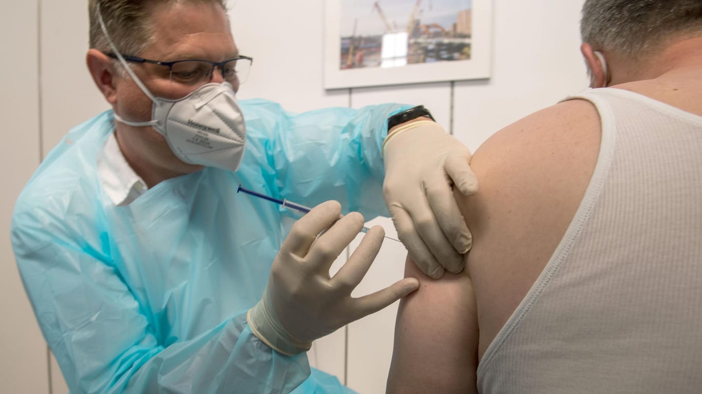 Corona-Impfung in Ehingen in Baden-Württemberg: Wer vollständig geimpft ist, muss sich in Deutschland wohl bald an weniger Corona-Maßnahmen halten.