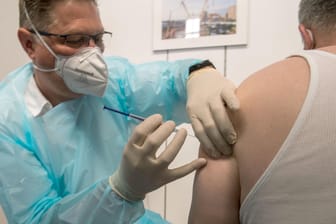 Corona-Impfung in Ehingen in Baden-Württemberg: Wer vollständig geimpft ist, muss sich in Deutschland wohl bald an weniger Corona-Maßnahmen halten.