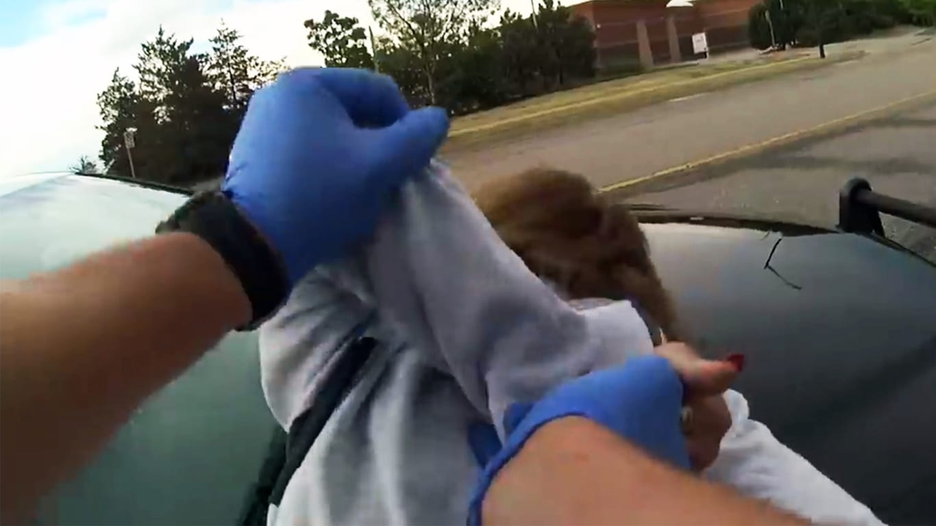 Polizei nimmt demente Frau brutal fest – und bricht ihr den Arm
