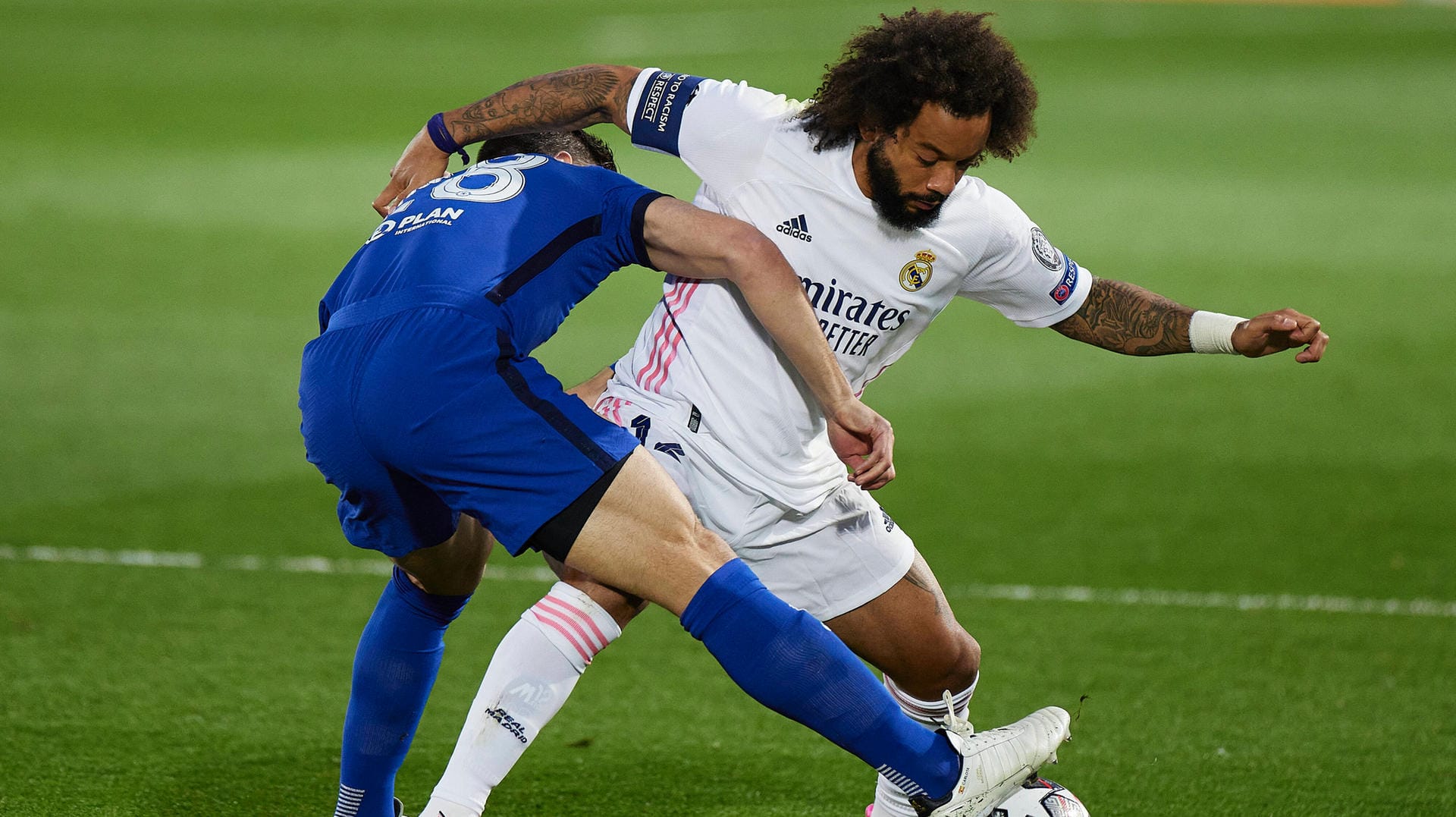 Marcelo im Zweikampf mit Chelseas Cesar Azpilicueta. Im Rückspiel könnte es womöglich gar nicht zu diesem Duell kommen.