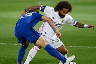 Marcelo im Zweikampf mit Chelseas Cesar Azpilicueta. Im Rückspiel könnte es womöglich gar nicht zu diesem Duell kommen.