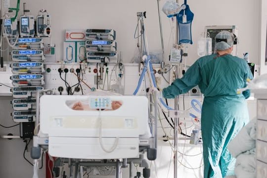 Eine Pflegerin versorgt auf der Intensivstation am Klinikum Braunschweig einen an Covid-19 erkrankten Patienten.