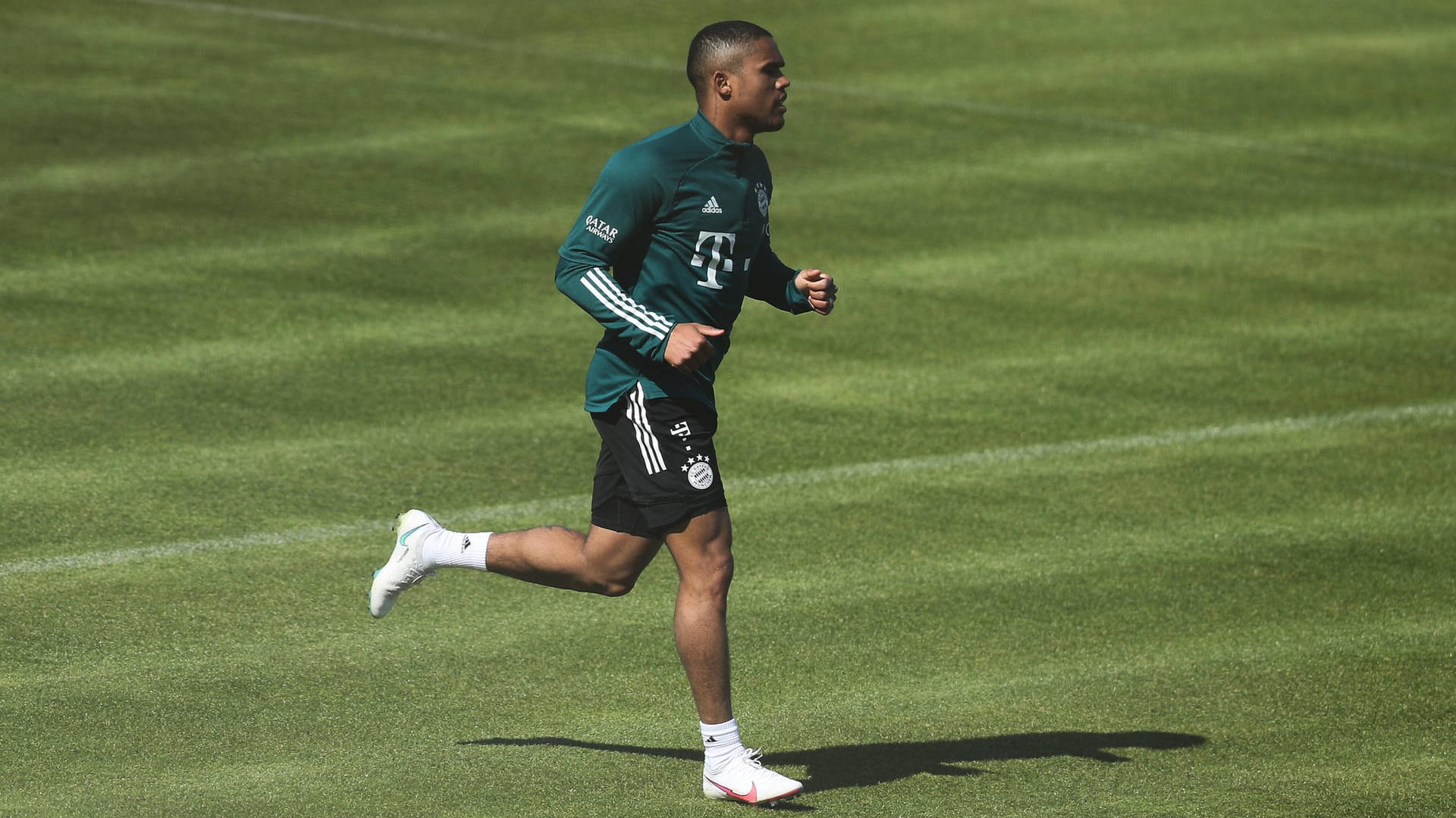 Douglas Costa: Bayerns Brasilianer am Dienstag beim Lauftraining an der Säbener Straße.