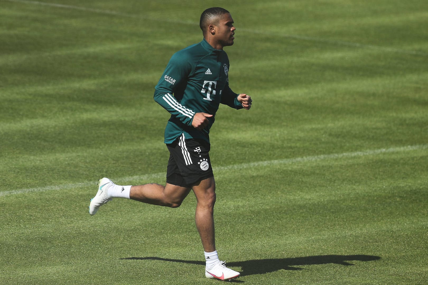 Douglas Costa: Bayerns Brasilianer am Dienstag beim Lauftraining an der Säbener Straße.