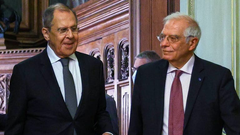 Josep Borrell (rechts) und der russische Außenminister Sergei Lavrov im Februar: Der europäische Außenbeauftragte sieht die Beziehungen an einem Tiefpunkt angekommen (Archivbild).