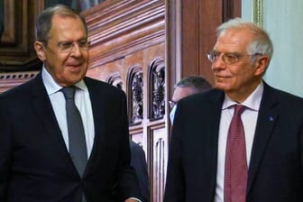 Josep Borrell (rechts) und der russische Außenminister Sergei Lavrov im Februar: Der europäische Außenbeauftragte sieht die Beziehungen an einem Tiefpunkt angekommen (Archivbild).
