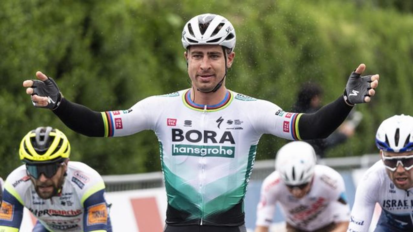 Peter Sagan (M) vom Team Bora-Hansgrohe feiert seinen Etappensieg.