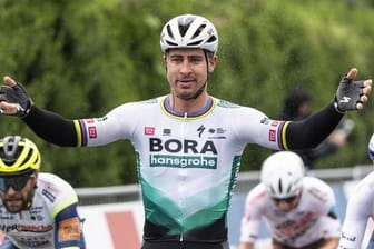 Peter Sagan (M) vom Team Bora-Hansgrohe feiert seinen Etappensieg.