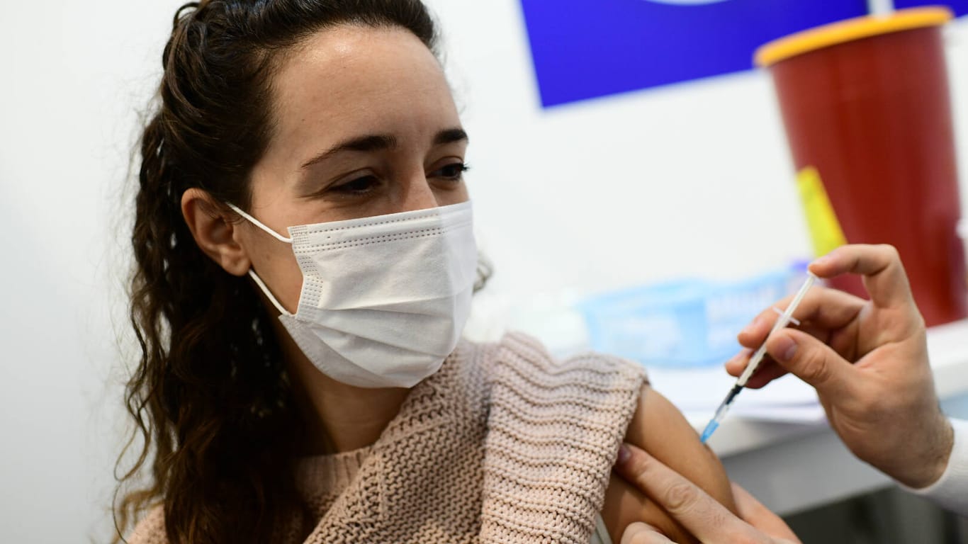 Eine Frau wird geimpft: In Israel sind fast 60 Prozent der Menschen voll geimpft.
