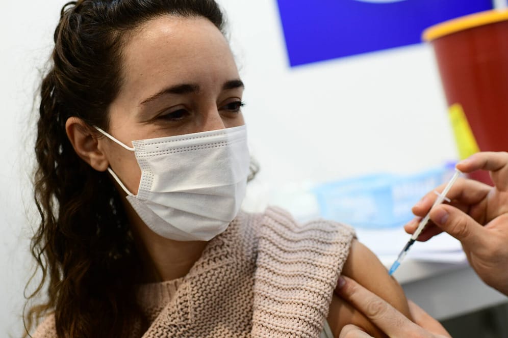Eine Frau wird geimpft: In Israel sind fast 60 Prozent der Menschen voll geimpft.