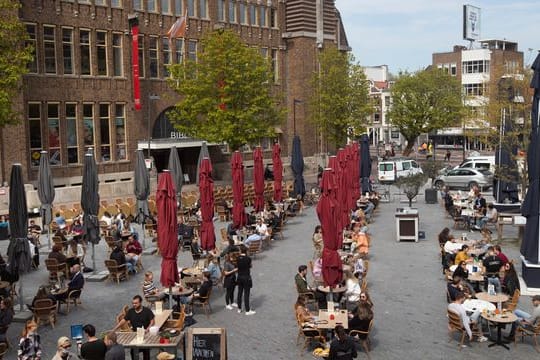 Gut besucht ist der Außenbereich einer Gaststätte in Utrecht.