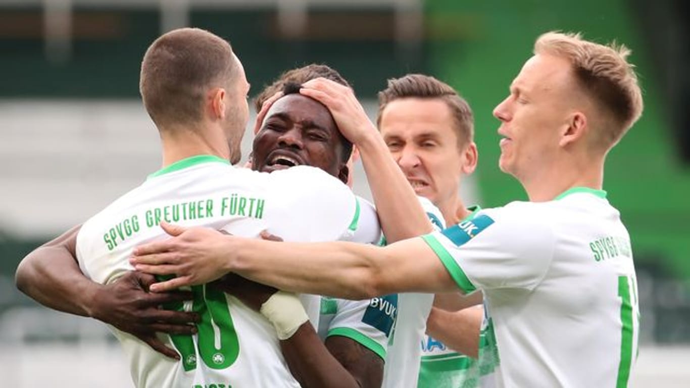 Der Fürther Torschütze Hans Nunoo Sarpei (M) jubelt mit seinen Teamkollegen über den Treffer zum 1:0 gegen Sandhausen.