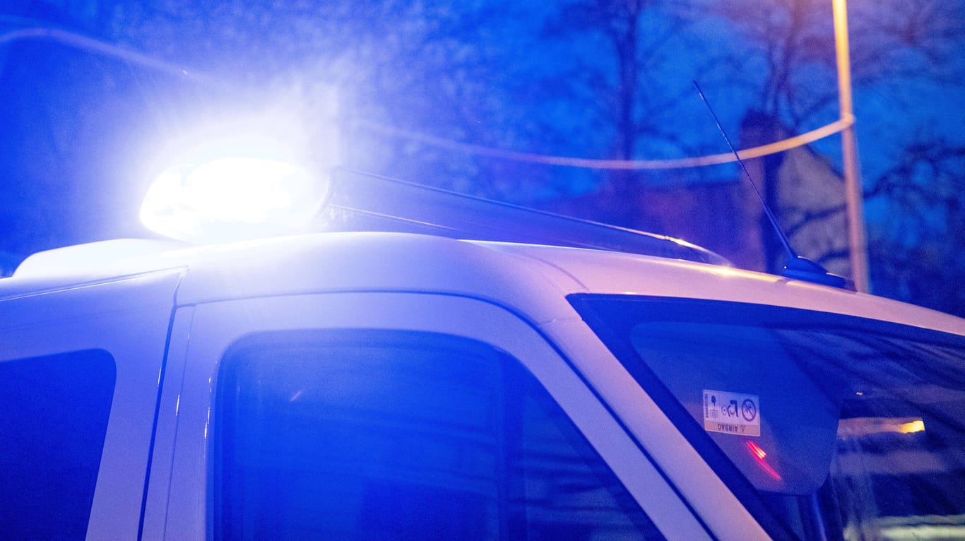 Polizeiwagen mit Blaulicht: Die Beamten blieben am Abend in der Innenstadt präsent (Symbolbild).