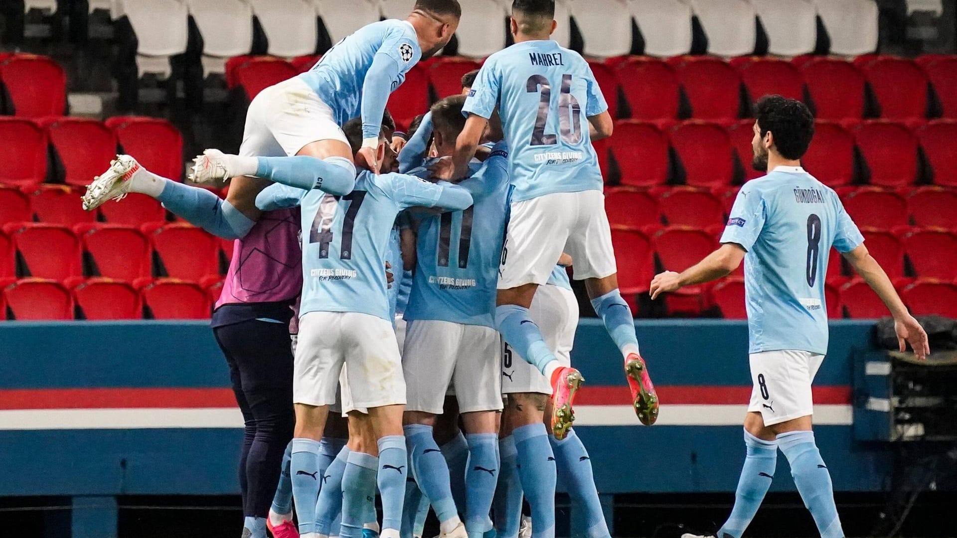 Jubel in Himmelblau: Die Spieler von Manchester City (rechts Ilkay Gündogan) bejubeln den Treffer zum 1:1 bei Paris Saint-Germain.