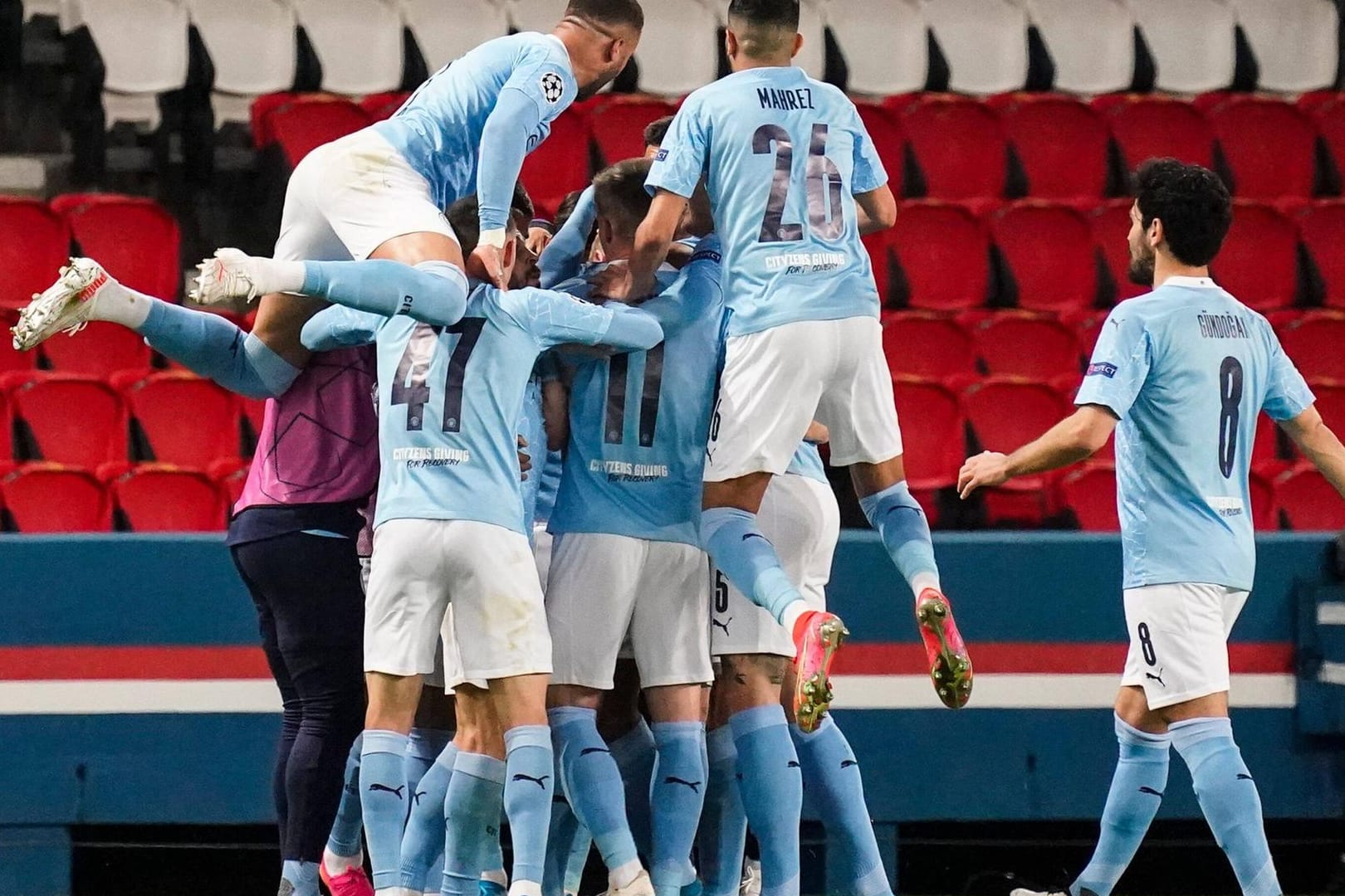 Jubel in Himmelblau: Die Spieler von Manchester City (rechts Ilkay Gündogan) bejubeln den Treffer zum 1:1 bei Paris Saint-Germain.