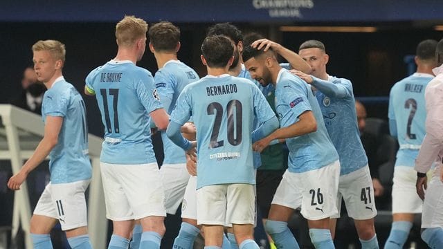 Riyad Mahrez (26) von Manchester City feiert mit seinen Mannschaftskameraden nach seinem Treffer zum 2:1 gegen Paris Saint-Germain.