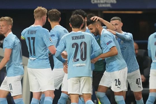 Riyad Mahrez (26) von Manchester City feiert mit seinen Mannschaftskameraden nach seinem Treffer zum 2:1 gegen Paris Saint-Germain.