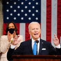 Präsident Biden (vor Vizepräsidentin Harris und Repräsentantenhaus-Sprecherin Pelosi): "Amerika ist wieder in Bewegung."