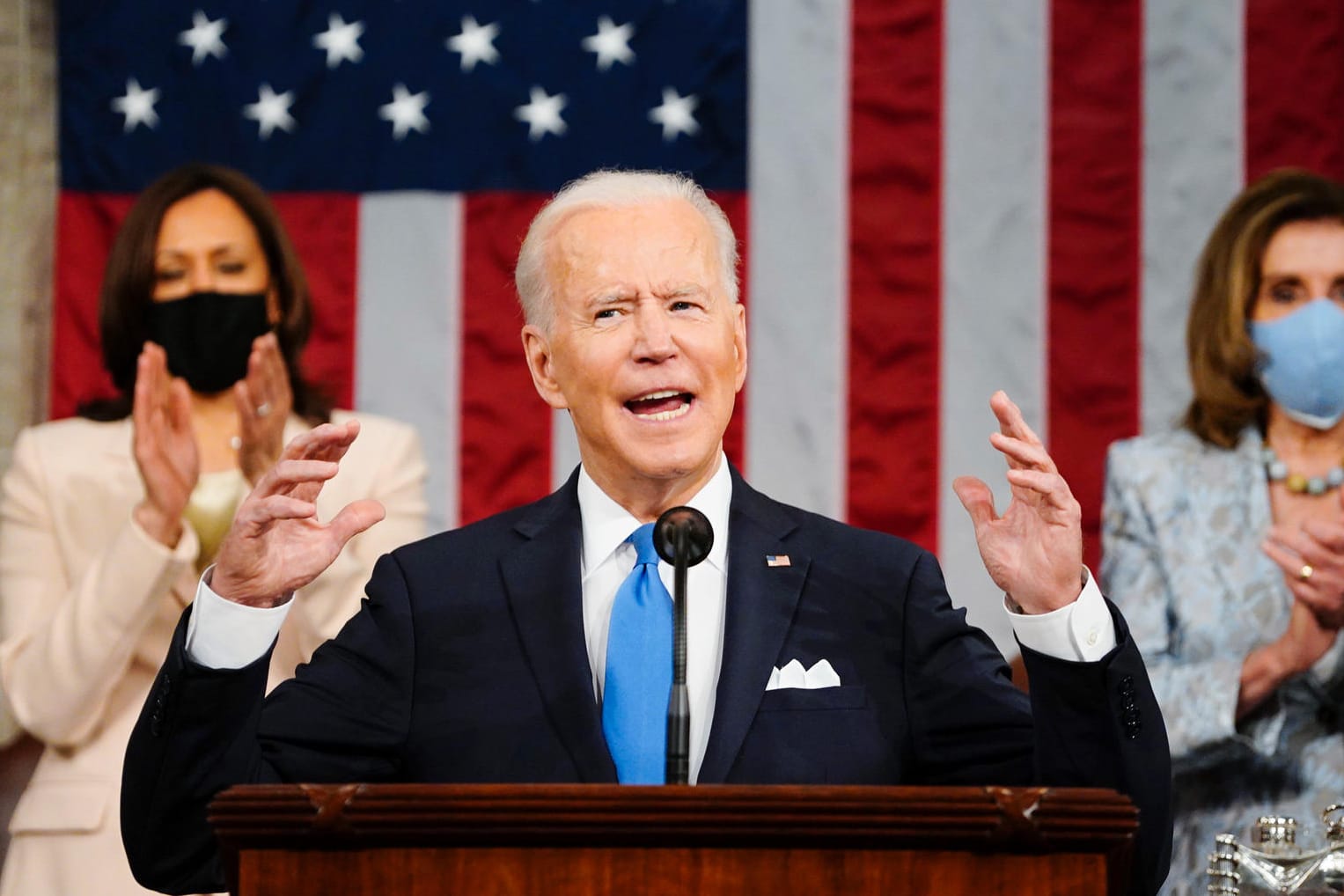 Präsident Biden (vor Vizepräsidentin Harris und Repräsentantenhaus-Sprecherin Pelosi): "Amerika ist wieder in Bewegung."